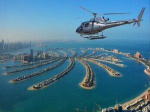 helicóptero sobrevolando la palmera de Dubai