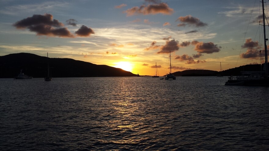 atardecer con barcos (1)