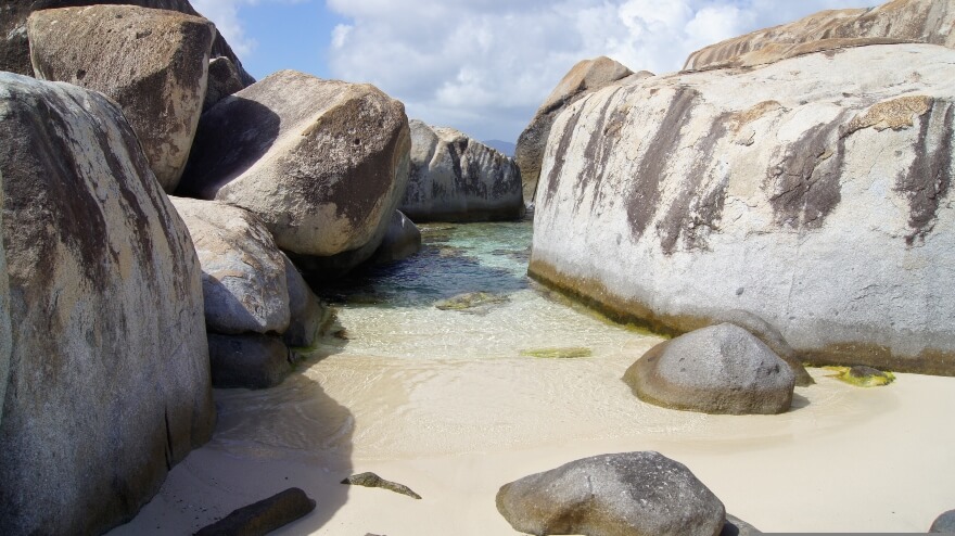 rocas en playa (1)